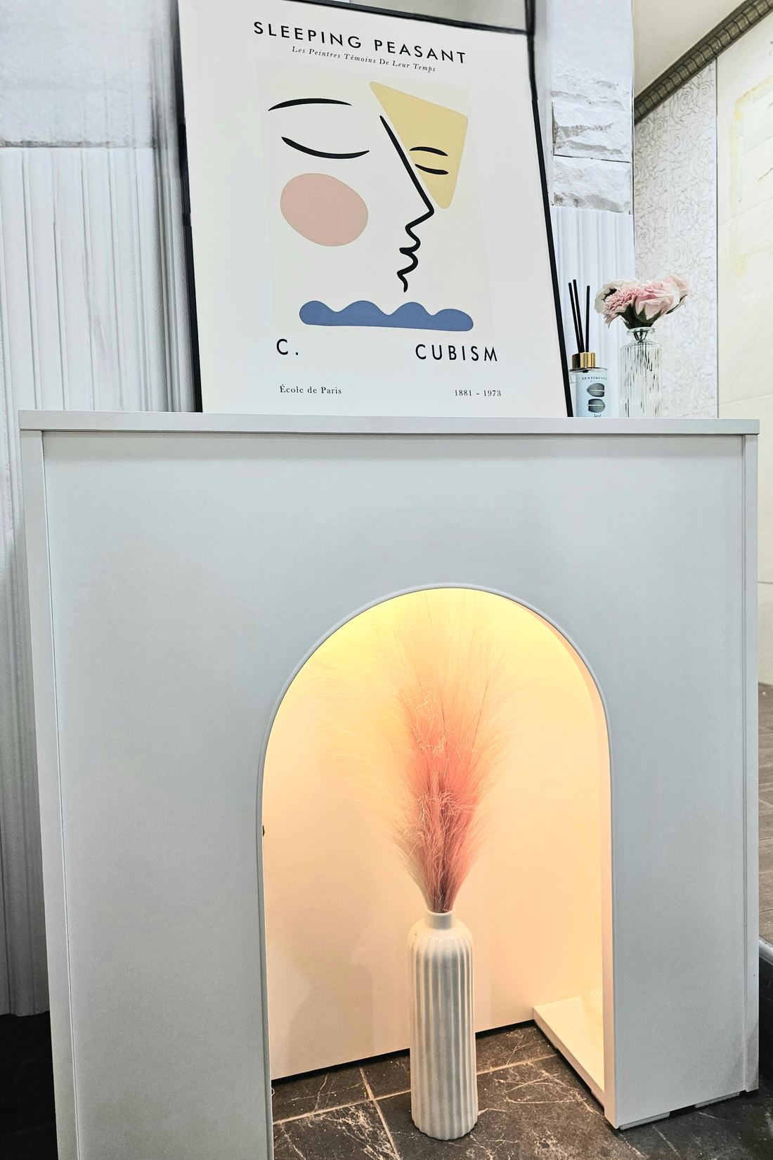 건대 고시원 드림스테이 건대 현관 안쪽 조명과 소품