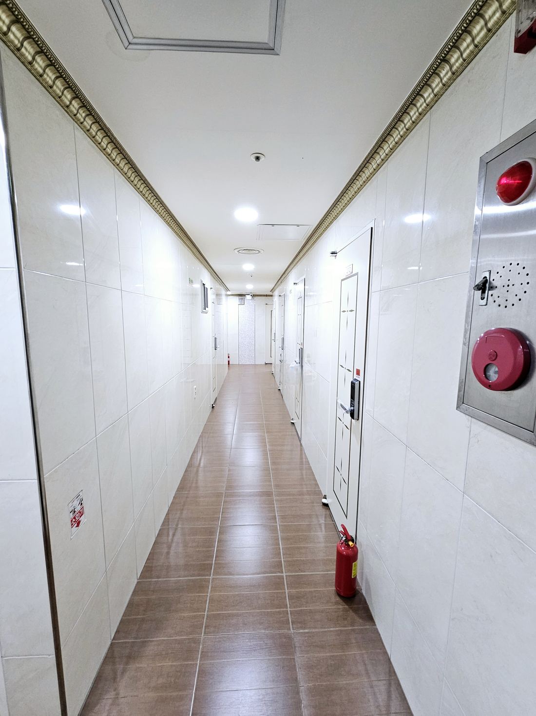 건대 고시원 드림스테이 건대 객실 문이 늘어선 복도