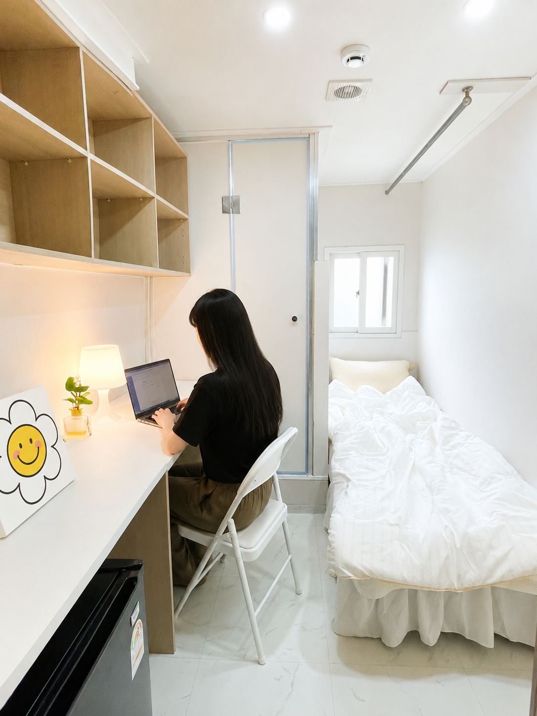 건대 고시원 드림스테이 건대 상부 수납장과 샤워실, 책상이 있는 객실 전체 모습